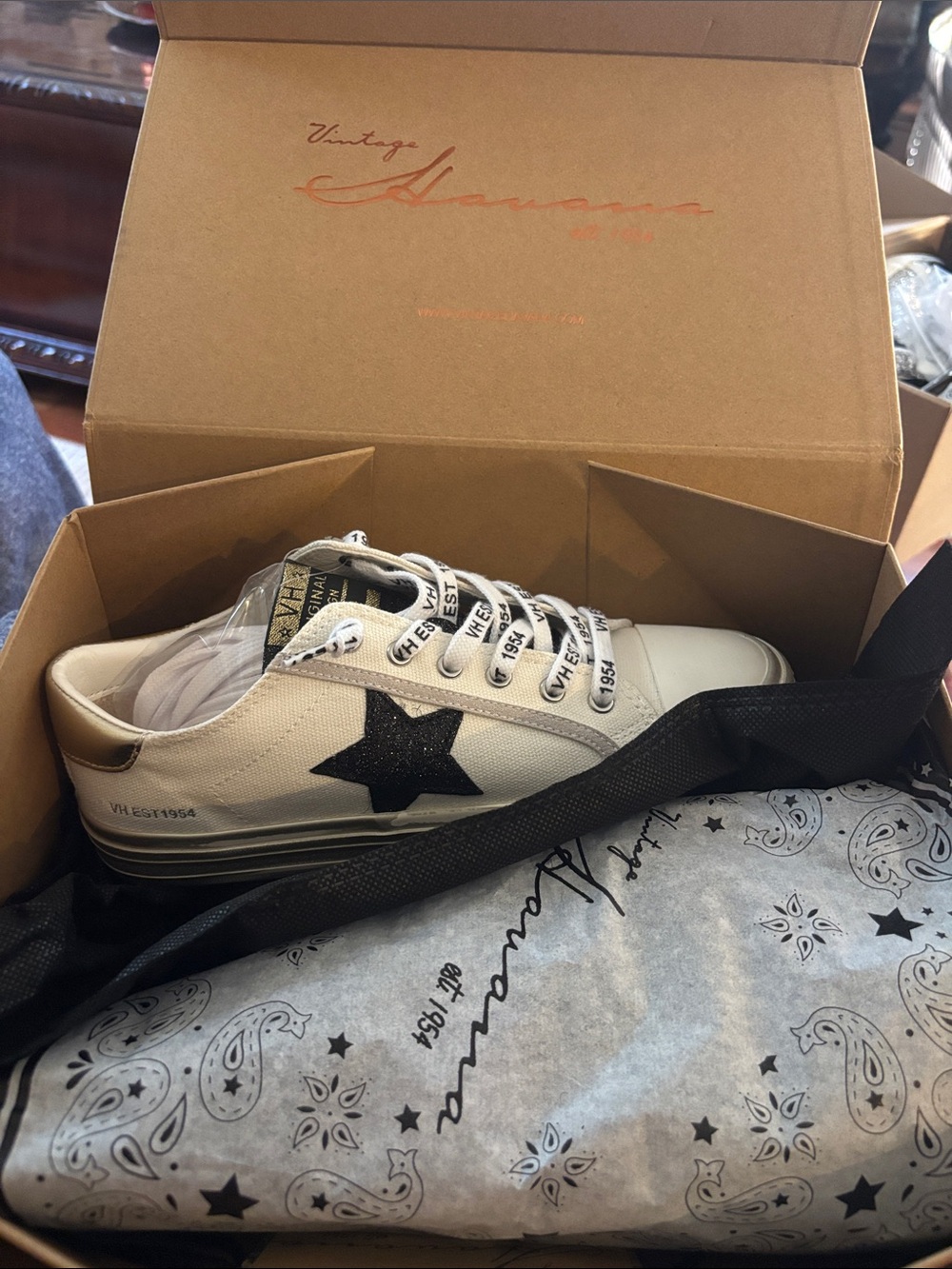 Vintage Havana White Low-Top Sneakers with Black Star